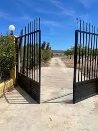Puerta de hierro para fincas y parcelas Madrid